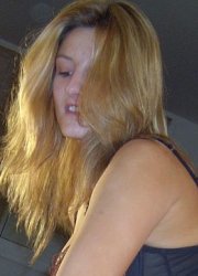 Femme dominatrice au t&eacute;l&eacute;phone